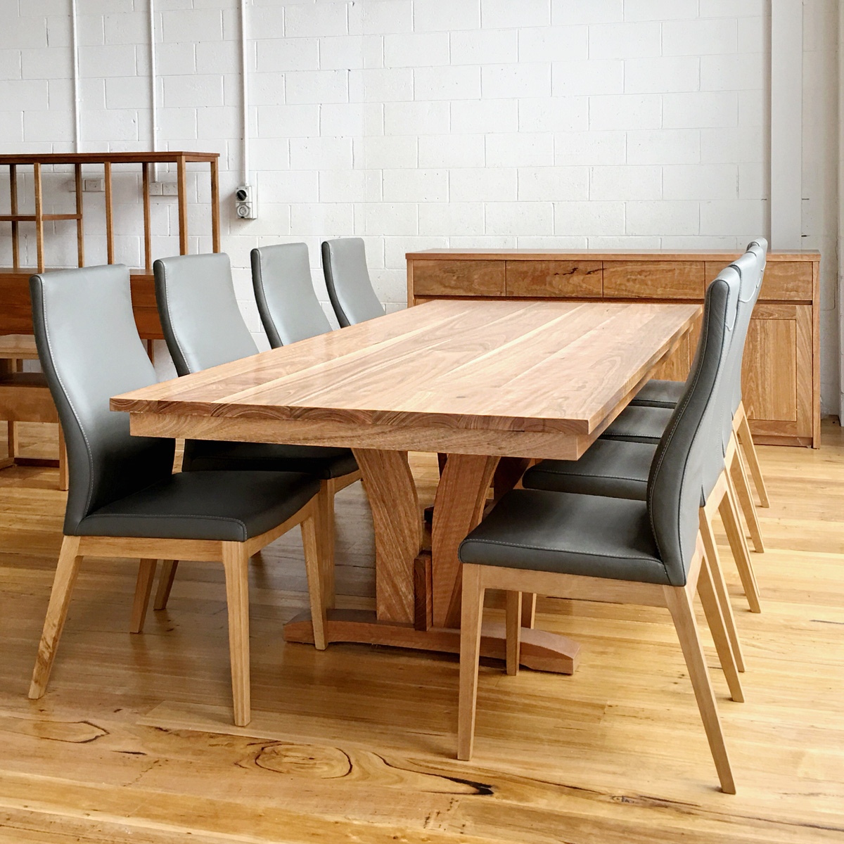henly deluxe dining table in spotted gum